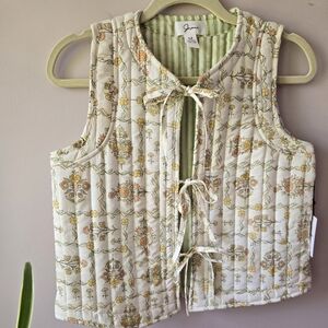 The Ultimate Whimsical Dream: Japna Quilted Floral Vest ✨SZ MED